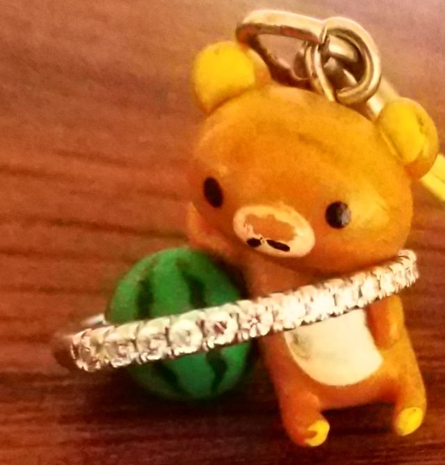 結婚指輪です。半周、ダイヤがついています。