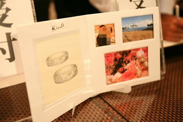 サービスのフォトフレームは、右側に写真を入れることができます