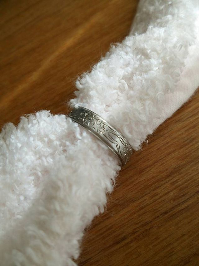 写真は女性用リングですが、男性用も同デザインです