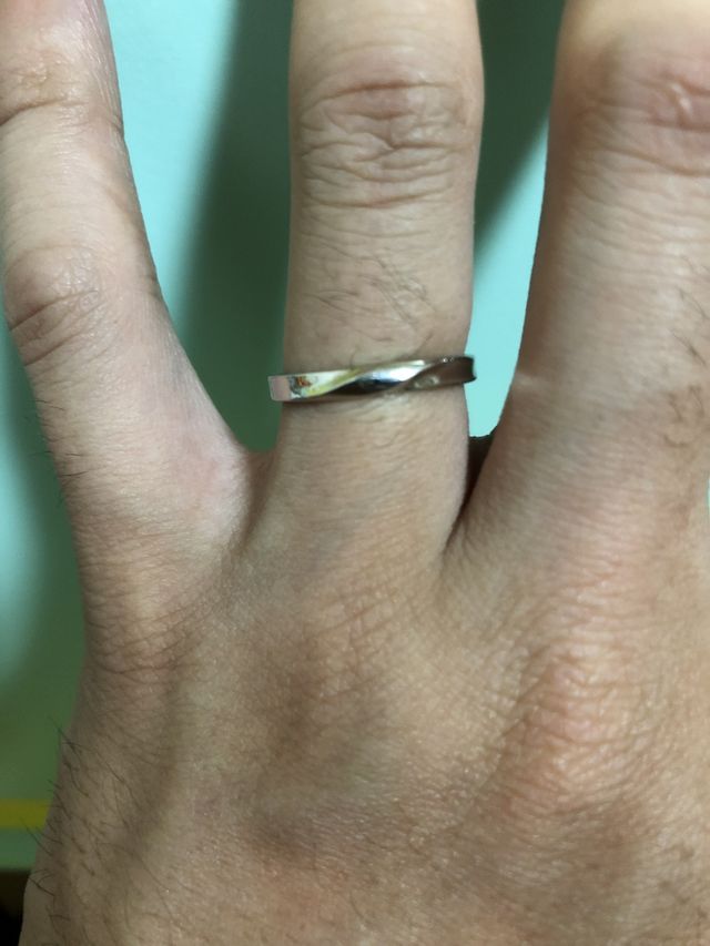 指輪中央のウェーブが特徴です。