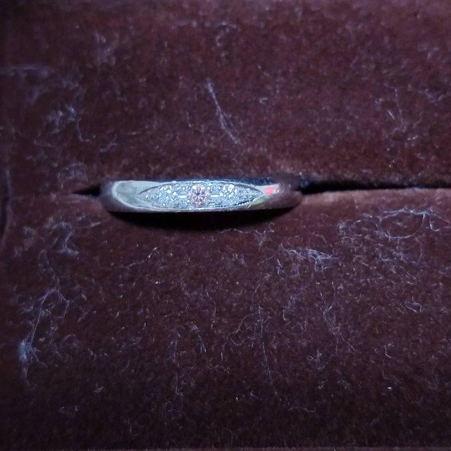 3つの石が付いています。