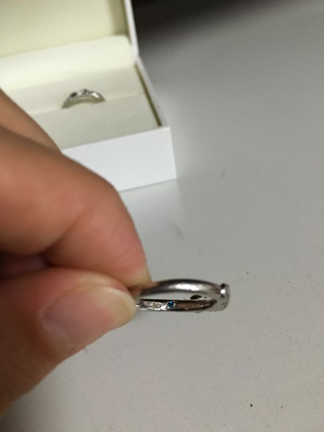 内側にサムシングブルーのダイヤが男女両方とも入っています