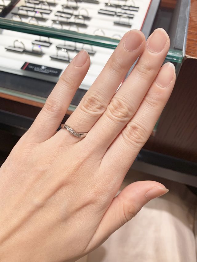 ダイヤモンド付きのウェーブラインに一目惚れ