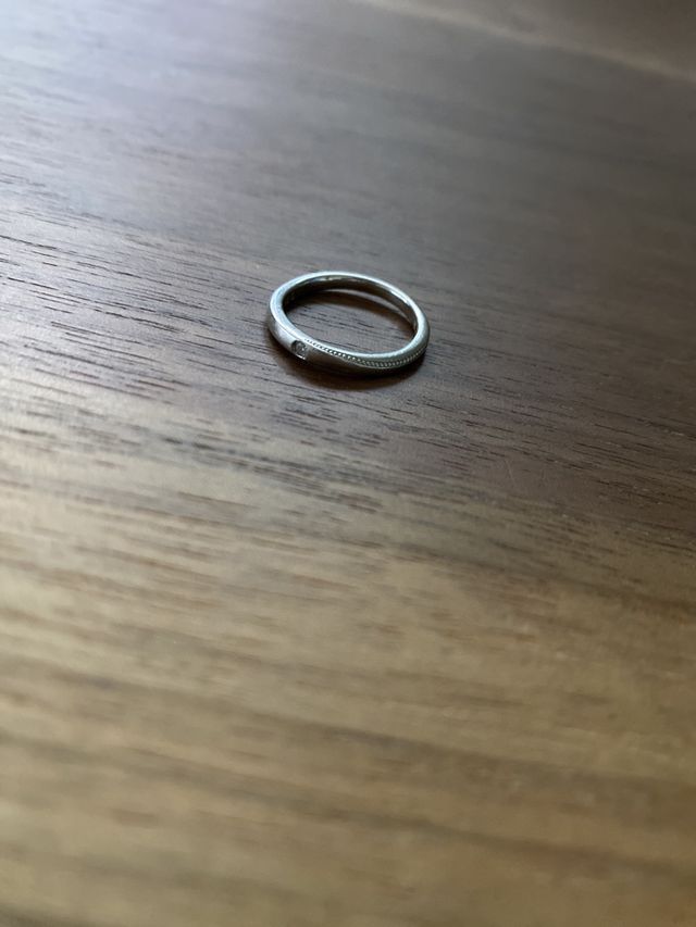 シンプルに一粒のダイヤとサイドにデザインあり。