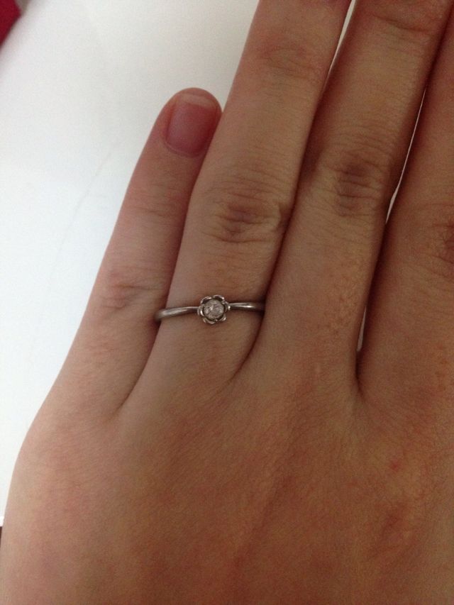 細めのデザインで、ダイヤがキラキラ輝いて存在感があります。