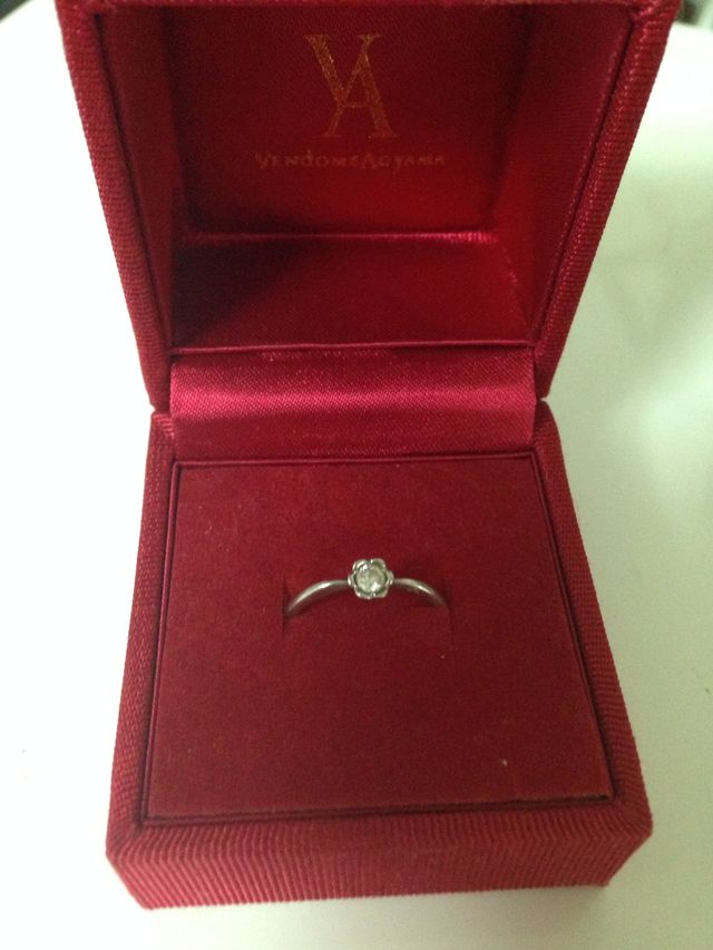 指輪の中央にお花モチーフの枠に一粒ダイヤが入っています。