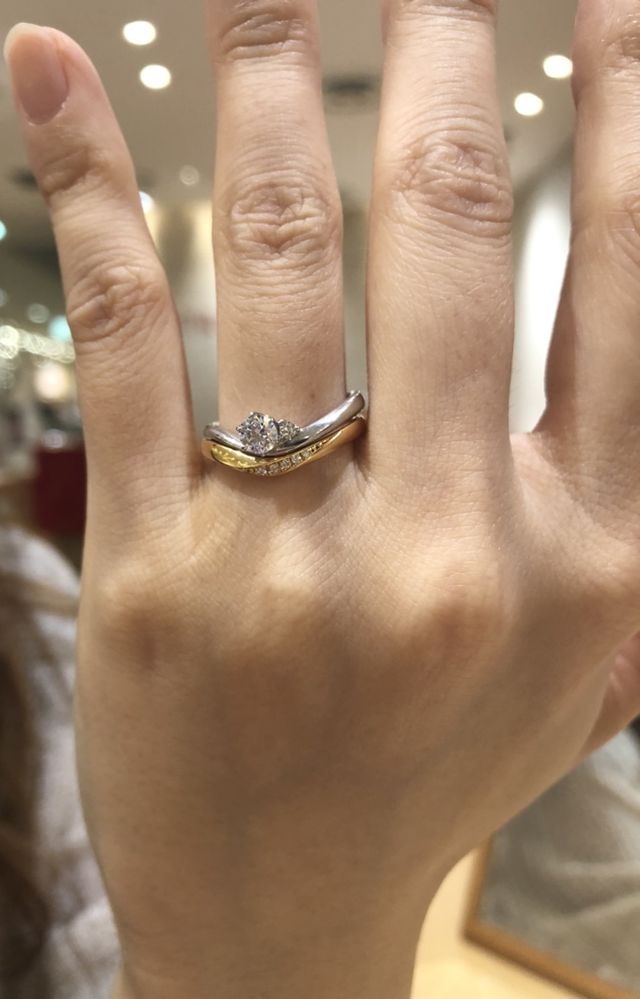 ピンクゴールドの婚約指輪とプラチナの石二つの結婚指輪のセット