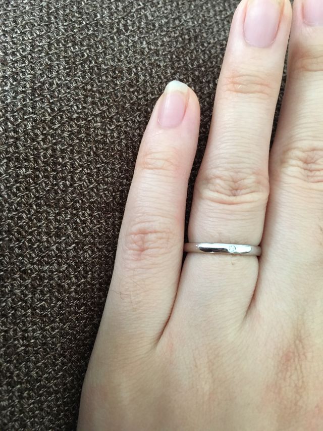 ストレートに石が一つついたシンプルなデザインです。