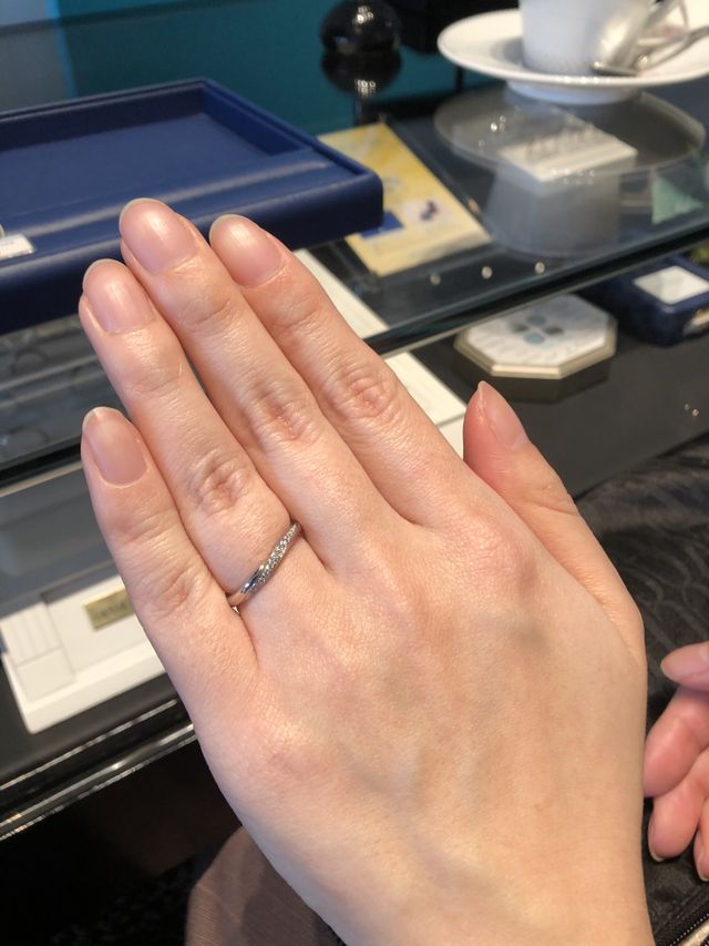 店頭で試着時に撮影しました。