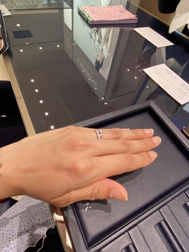 婚約指輪と結婚指輪の重ね付けです。