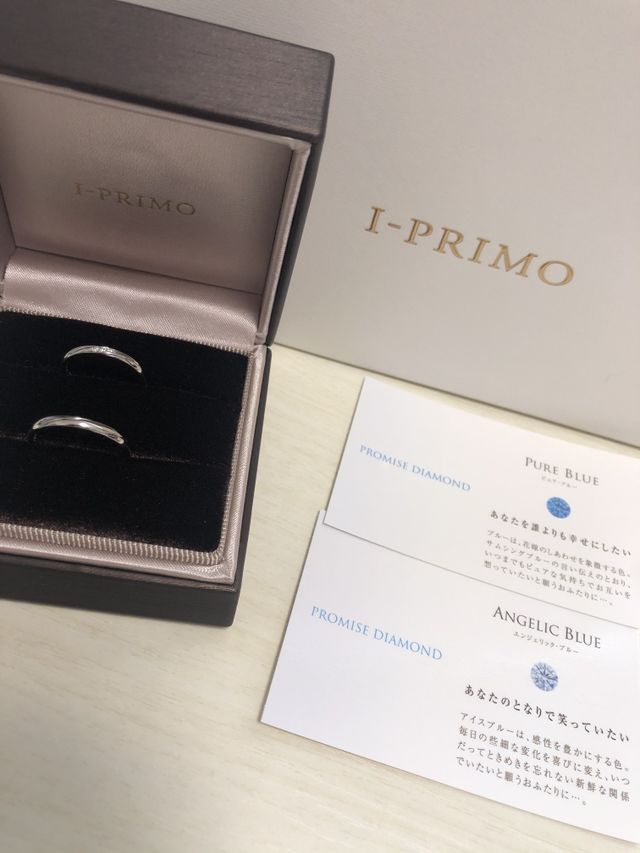 通常よりも細めのデザインです。内側に刻印と宝石入りです。