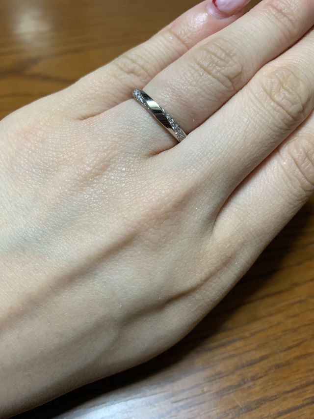 ストレートだけれどもカットが入ってて動きがあるデザインです！