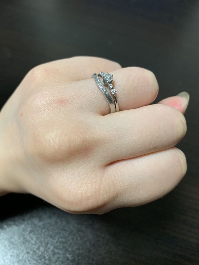 婚約指輪と一緒につけてもキレイめになるものを選びました。