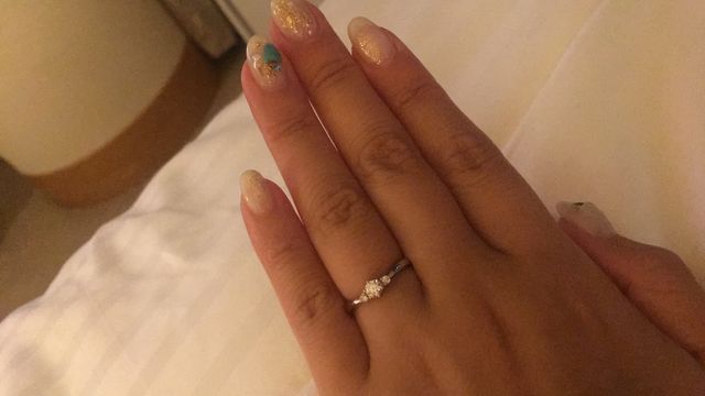 真ん中に1粒ダイヤでサイドに小さいダイヤが付いています