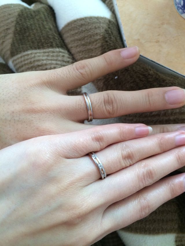 男性デザインは石なしですが、女性デザインにはダイヤ6個です。