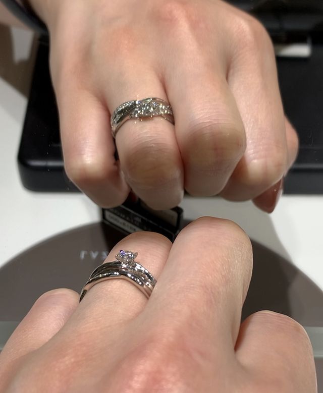 鏡に映した際に手にラメが乗っているように見えます！