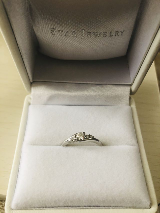 スタージュエリーの婚約指輪です。