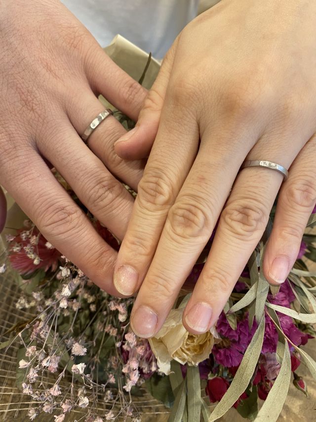 ブーケの上で手を重ねて撮ってもらいました！！