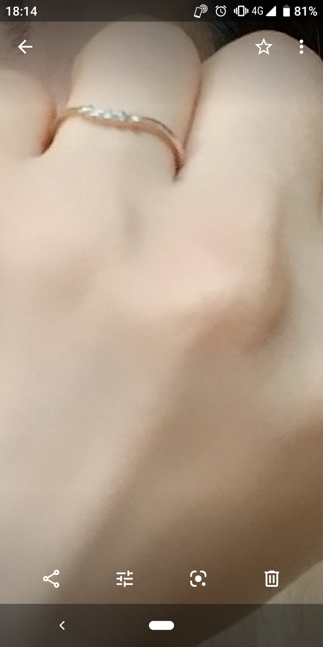 ５つの小さなダイヤモンドが入っており、色はピンクゴールドです