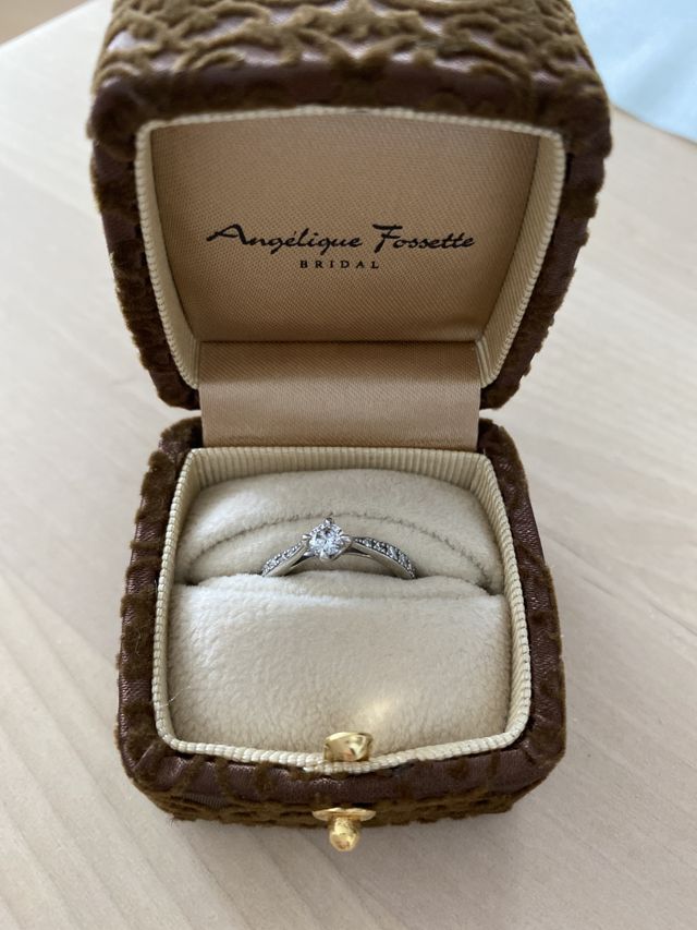 リングの型、石を選び、自分の好きなようにカスタマイズ可能。