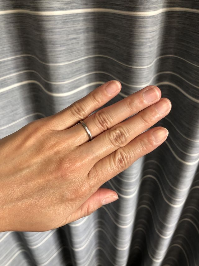 真ん中に小さめのダイヤが3つ付いておりシンプルでつけやすい