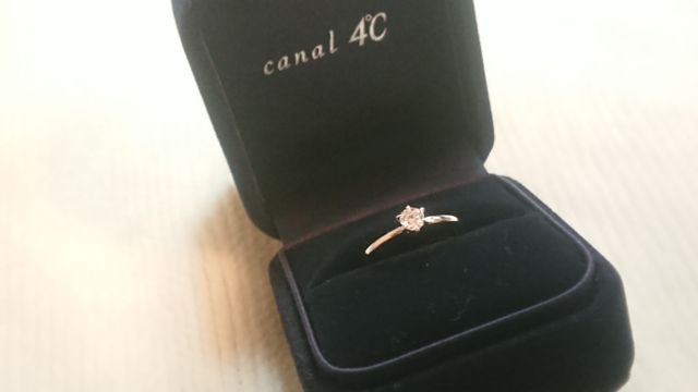 シンプルなデザインの婚約指輪です