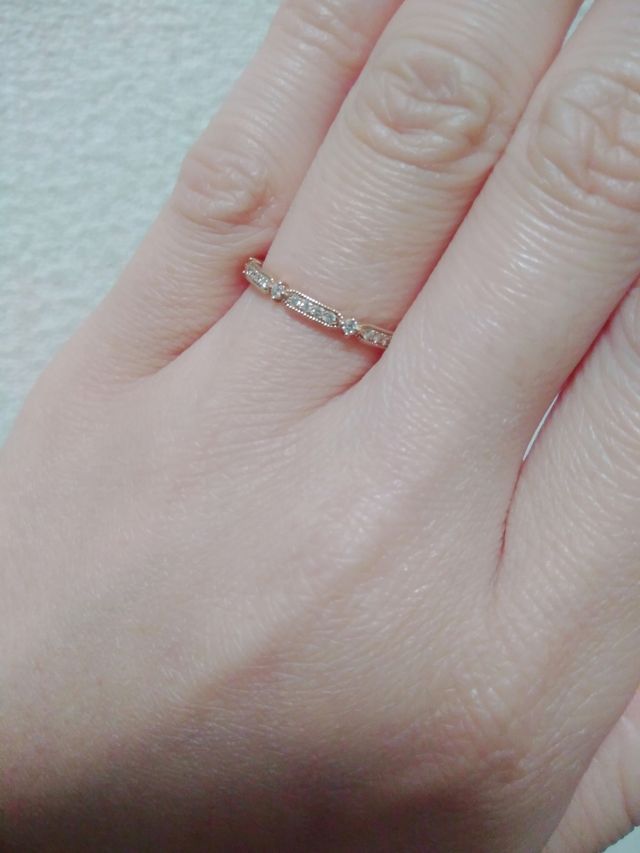 細みのデザインで指を綺麗に見せてくれます。