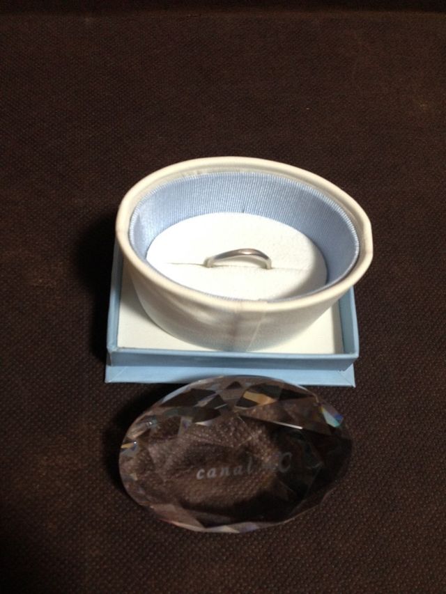 ガラスの彫刻がついて、入れ物も豪華です。