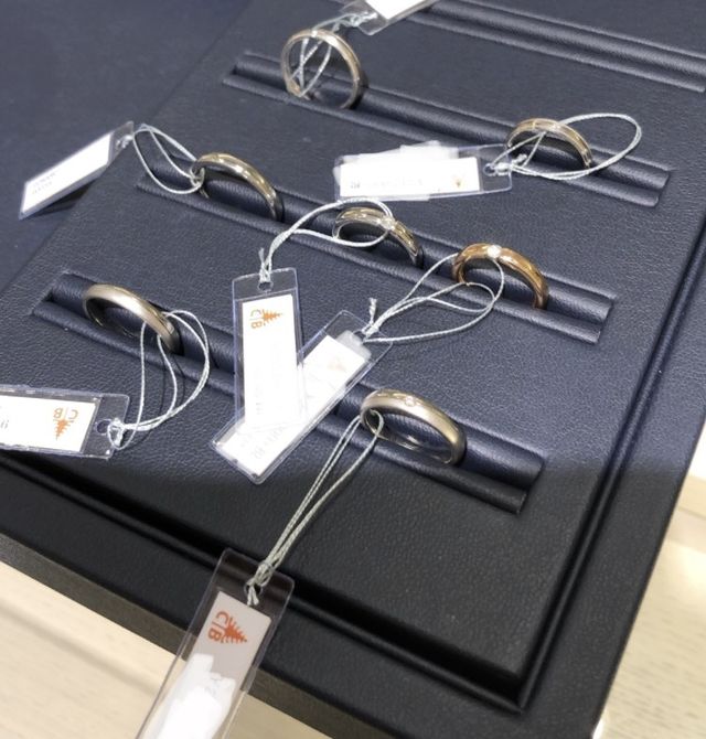 試着した結婚指輪(購入の候補は一番手前側の2つです)