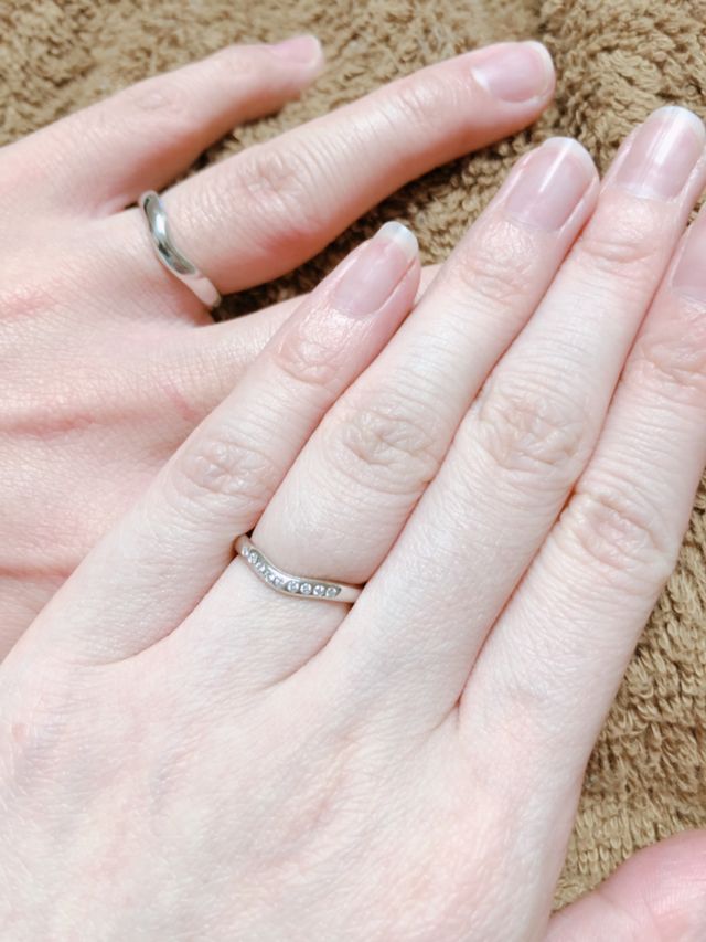 指が綺麗に見えるとオススメされたのでこの指輪にしました