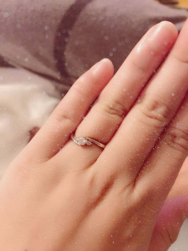 真ん中にダイヤがあり、両サイドにはピンクダイヤがある。