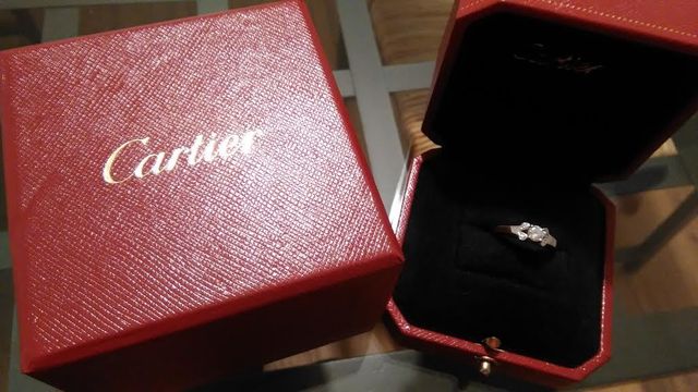 しっかりした作りのボックスに入っています。