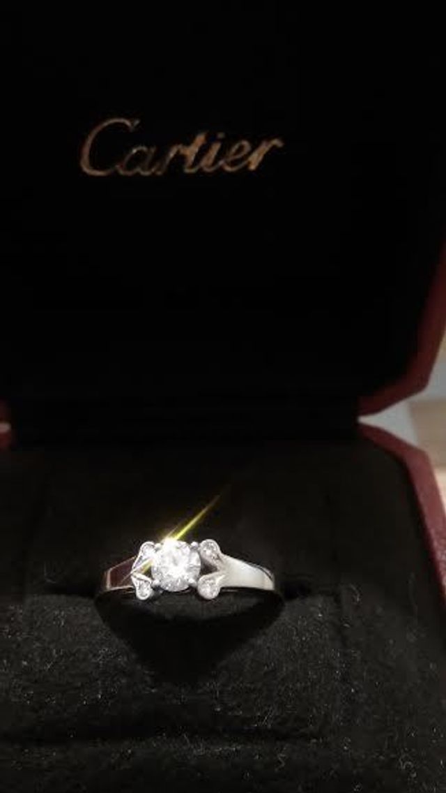 中心だけではなく周りにもダイヤが付いています。