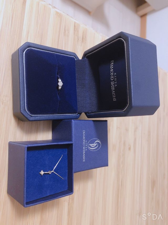 左が指輪で右がネックレスです。