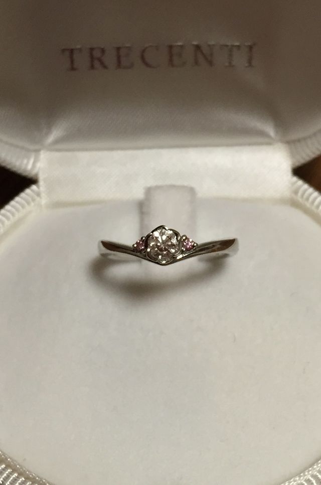 中央のダイヤモンドの部分がお花の形をしています。