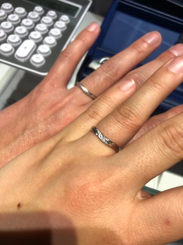 なるべく指が細く見えるウェーブ状のものを選びました。