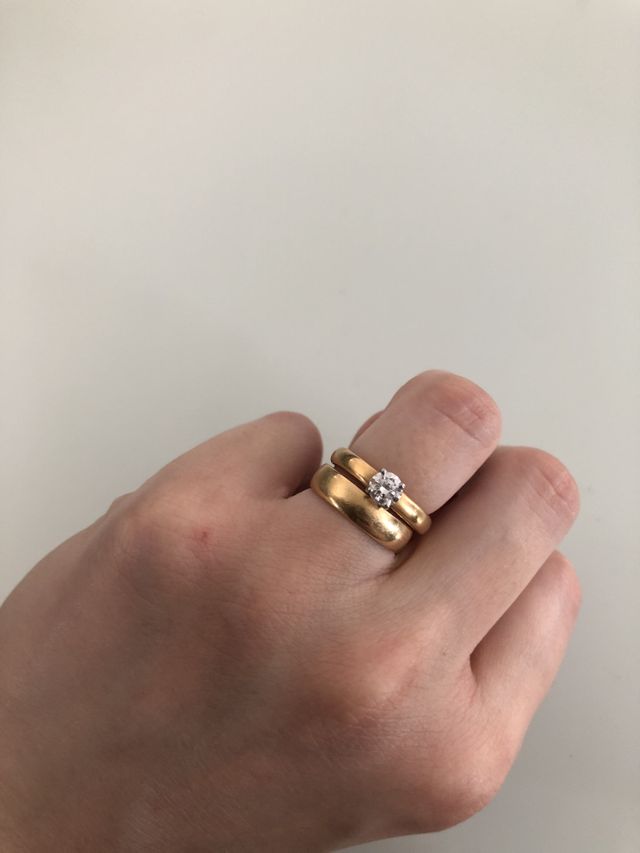 婚約指輪は艶消しの4ct、結婚指輪は艶あり