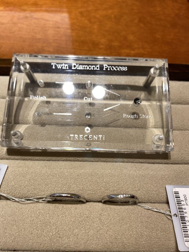 選んだ指輪。双子ダイヤを入れました。