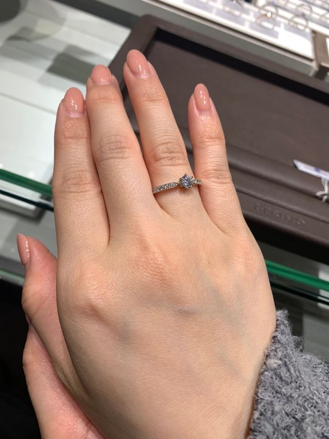 華奢でミルグレインがアンティークな感じでとても可愛いです。