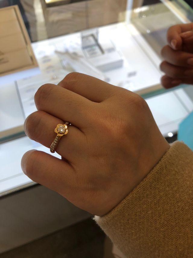 カメリアモチーフのゴールド