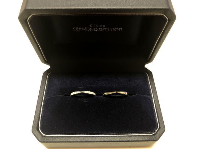 ２つの結婚指輪を並べた写真です。