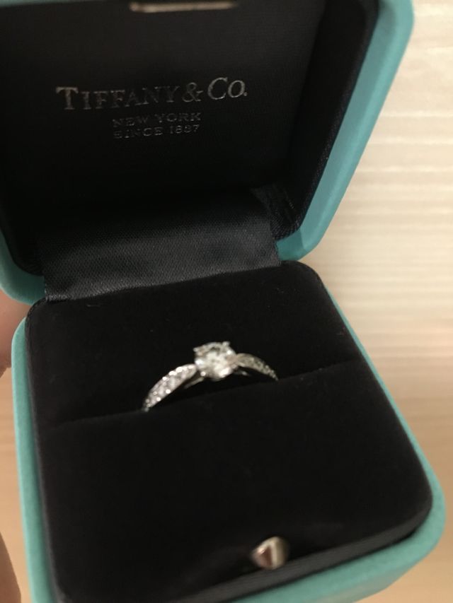 中央だけでなく周りにも細かいダイヤモンドが入っています。