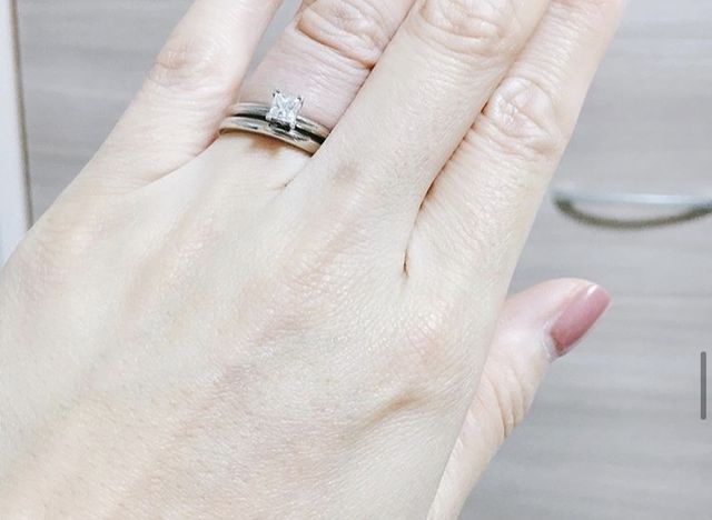 婚約指輪と合わせて。シンプルなのでどんなものでも合います。