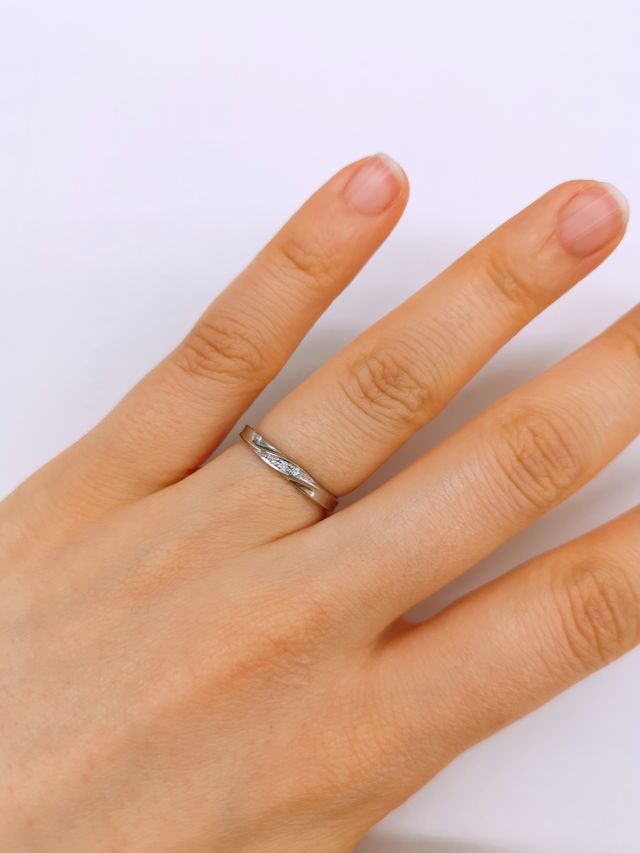 ワンポイントでダイヤが入っています