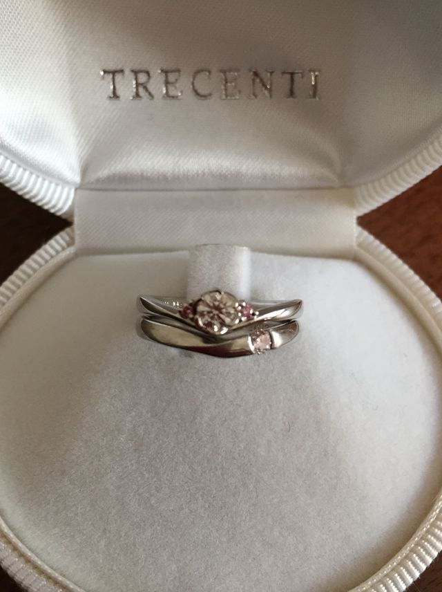 婚約指輪と重ね付け出来ます。