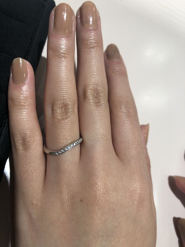 ウェーブでダイヤがついてるタイプです