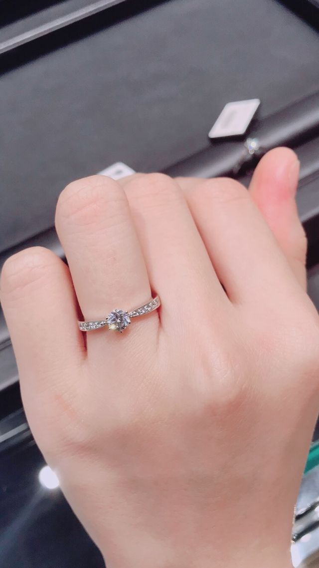 飽きの来ないシンプルデザインを試着してもらいました。