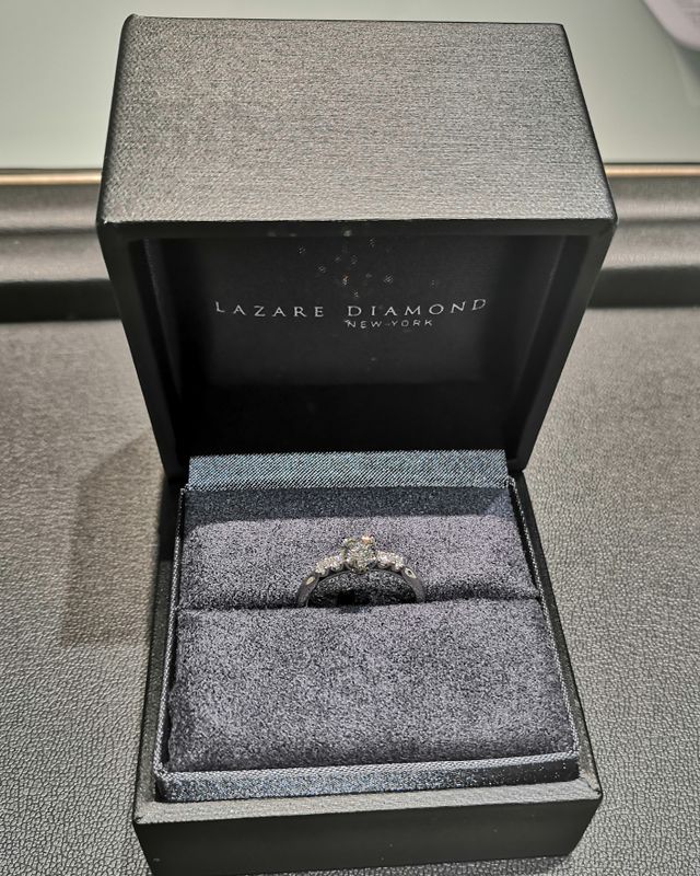 0.54カラットのダイヤをつけました。