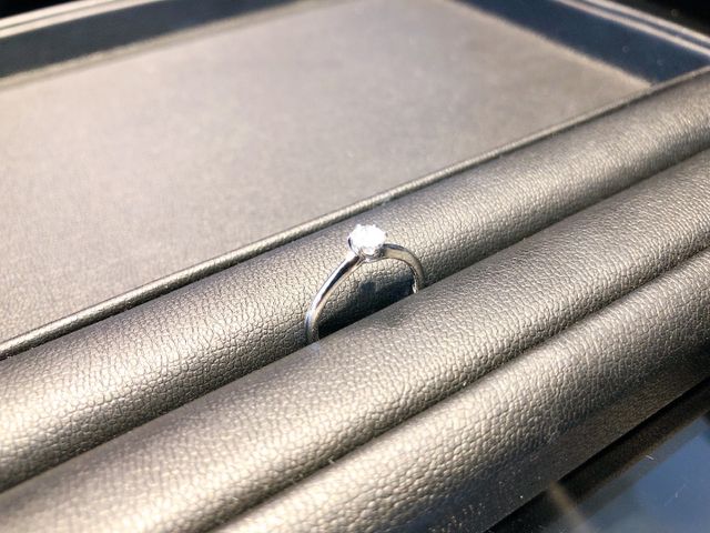 婚約指輪をとりに行った時の写真です。