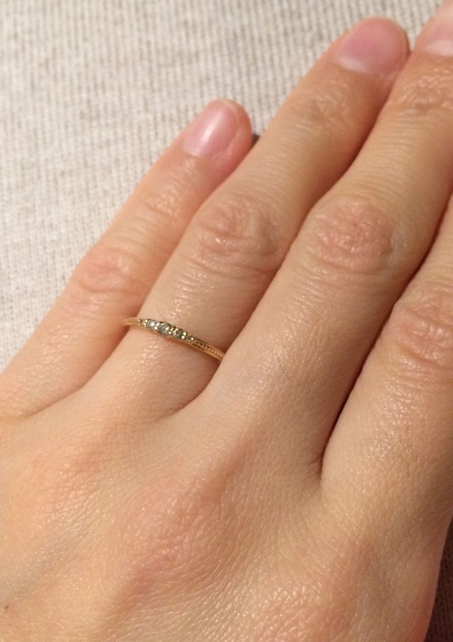 細身ですがダイヤが散りばめられていて美しく輝きます。